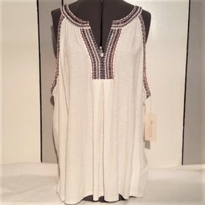 Two By Vince Camuto Embroidered Splitneck tank